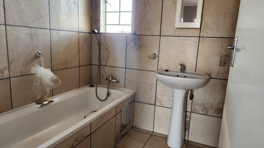 2 Bedroom Property for Sale in Waterkloof East North West